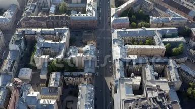 以迷宫形式的狭窄街道的历史城市中心。 空中摄影